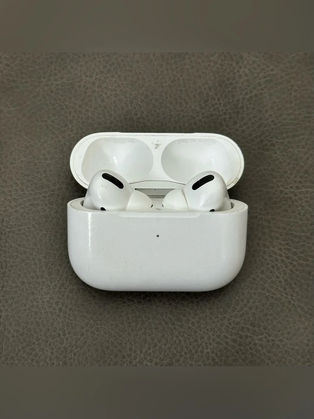 Apple AirPods Pro Wireless Earbuds in White with Charging Case 1st Generation